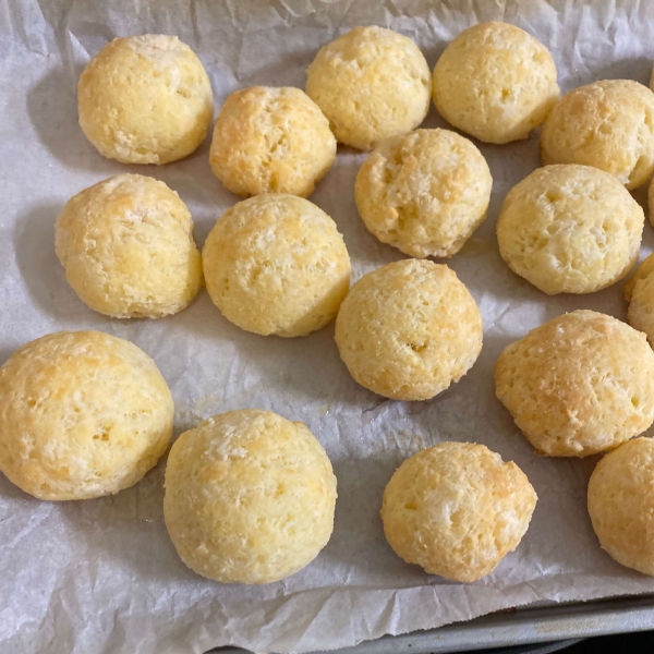 Brazilian Cheese Rolls (Pao de Queijo)
