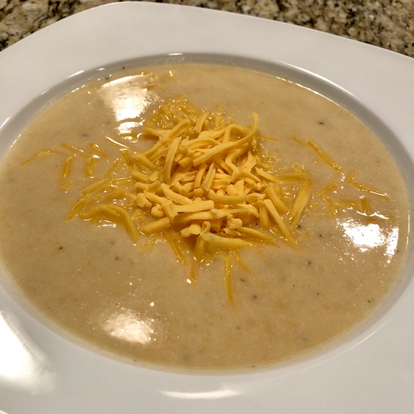 Easy Slow Cooker Cauliflower Soup with Cheese